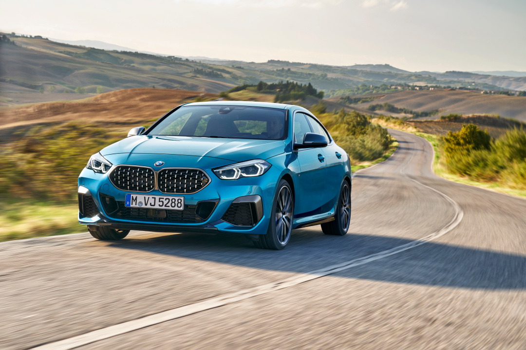 SMALL_P90370498_highRes_the-all-new-bmw-2-se